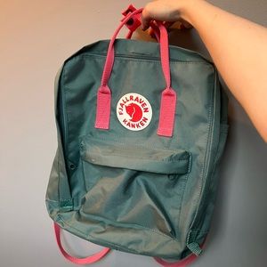 fjall raven kanken backpack sage green with pink straps :)
